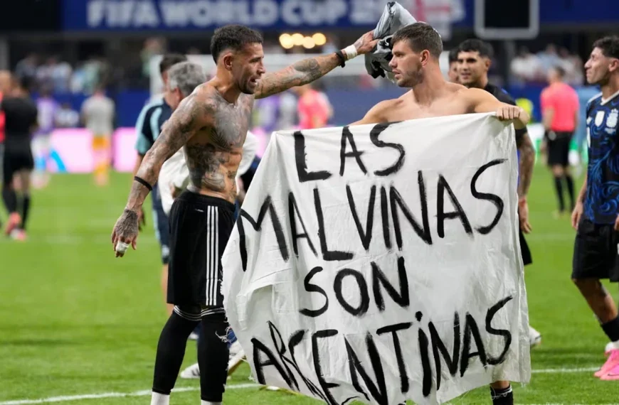 jugadores de la seleccion argentina sostienen bandera en reclamo por las islas malvinas