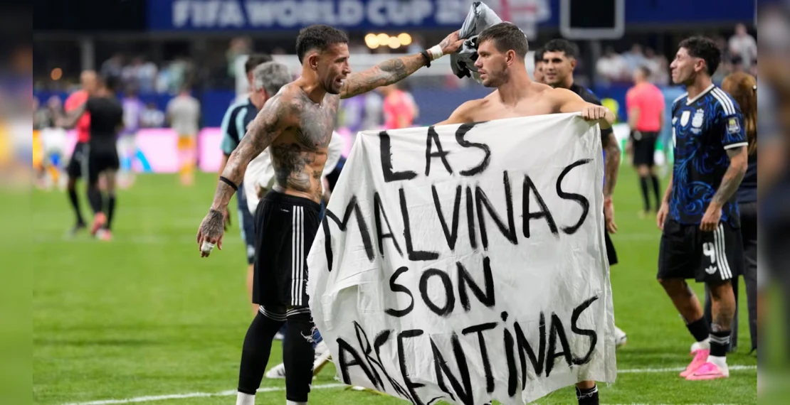 jugadores de la seleccion argentina sostienen bandera en reclamo por las islas malvinas