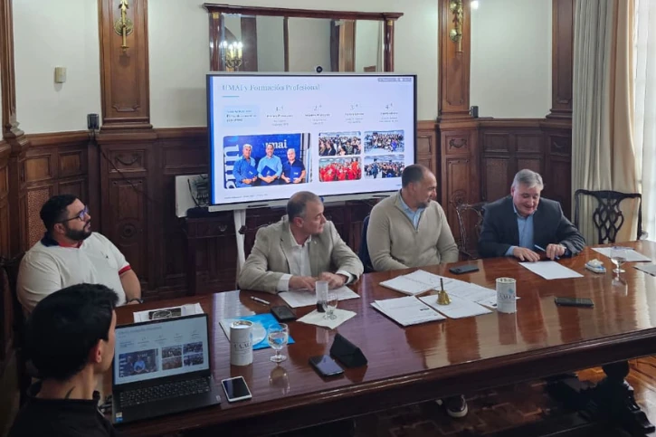 Omar De Lio dando un discurso junto a Tomás Ameigeiras – Vicerrector de Gestión Académica Institucional.