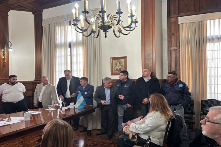 Representantes institucionales, gremiales y colegas acompañaron la asamblea.